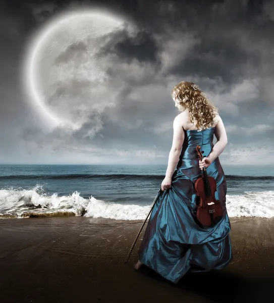 Violino na praia — Fotografia de Stock