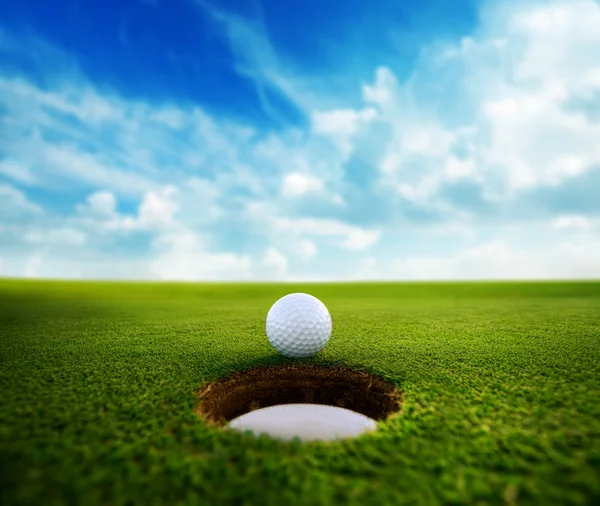 穴の近くでゴルフ ボール — ストック写真