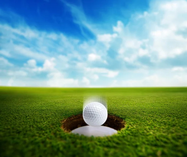 Palla da golf che cade nel buco — Foto Stock