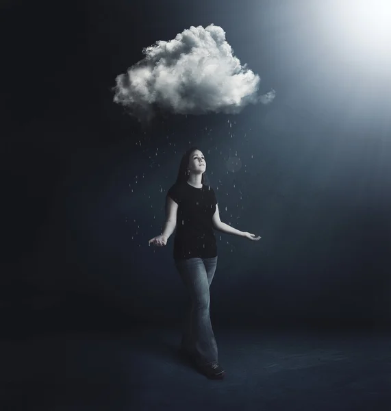 Nuvem chovendo em cima da mulher — Fotografia de Stock