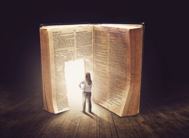 kadın görünümlü büyük kitap