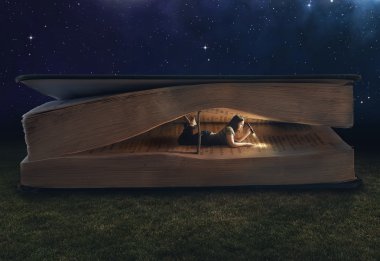 kadın içinde büyük bir kitap okuma