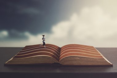 bir kitap üzerinde çalışan kadın