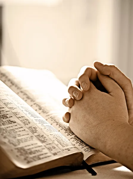 Be över en bibel — Stockfoto