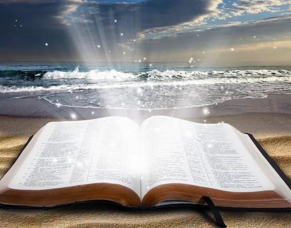 Bibel am Strand — Stockfoto