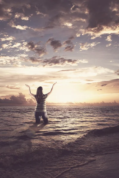 Woman praising in the ocean — Stock Photo, Image
