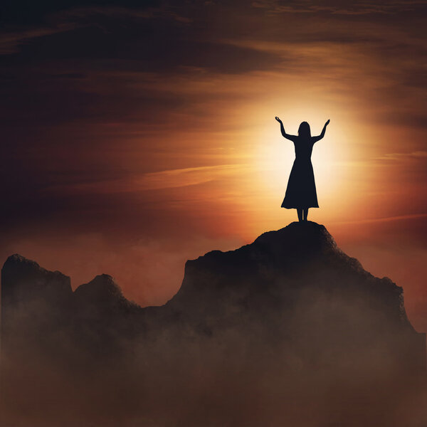 женщина на горе.