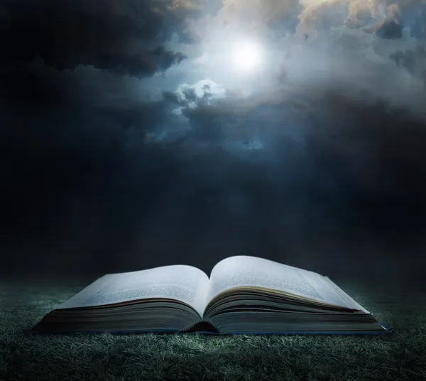 Biblia o północy — Zdjęcie stockowe
