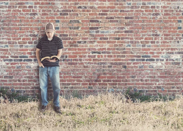 Die Bibel lesen — Stockfoto