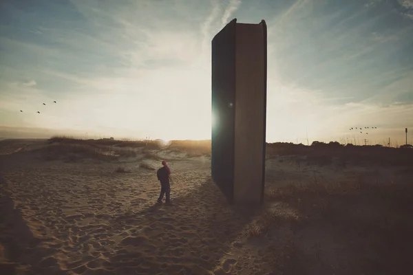 Libro enorme en la playa . — Foto de Stock