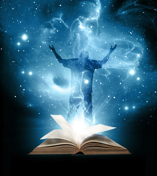 Человек поднимает руки и руки к Богу к небесам с открытой библией
