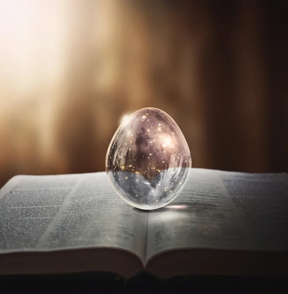 Universo en un huevo encima de la Biblia — Foto de Stock