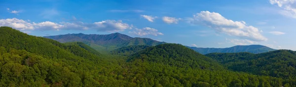Panorama de montanha fumegante — Fotografia de Stock