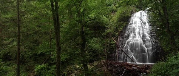 Wasserfall in den Bergen — Stockfoto