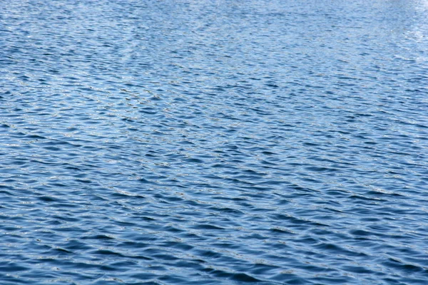 Прекрасна крупним планом поверхня ігристої води — стокове фото