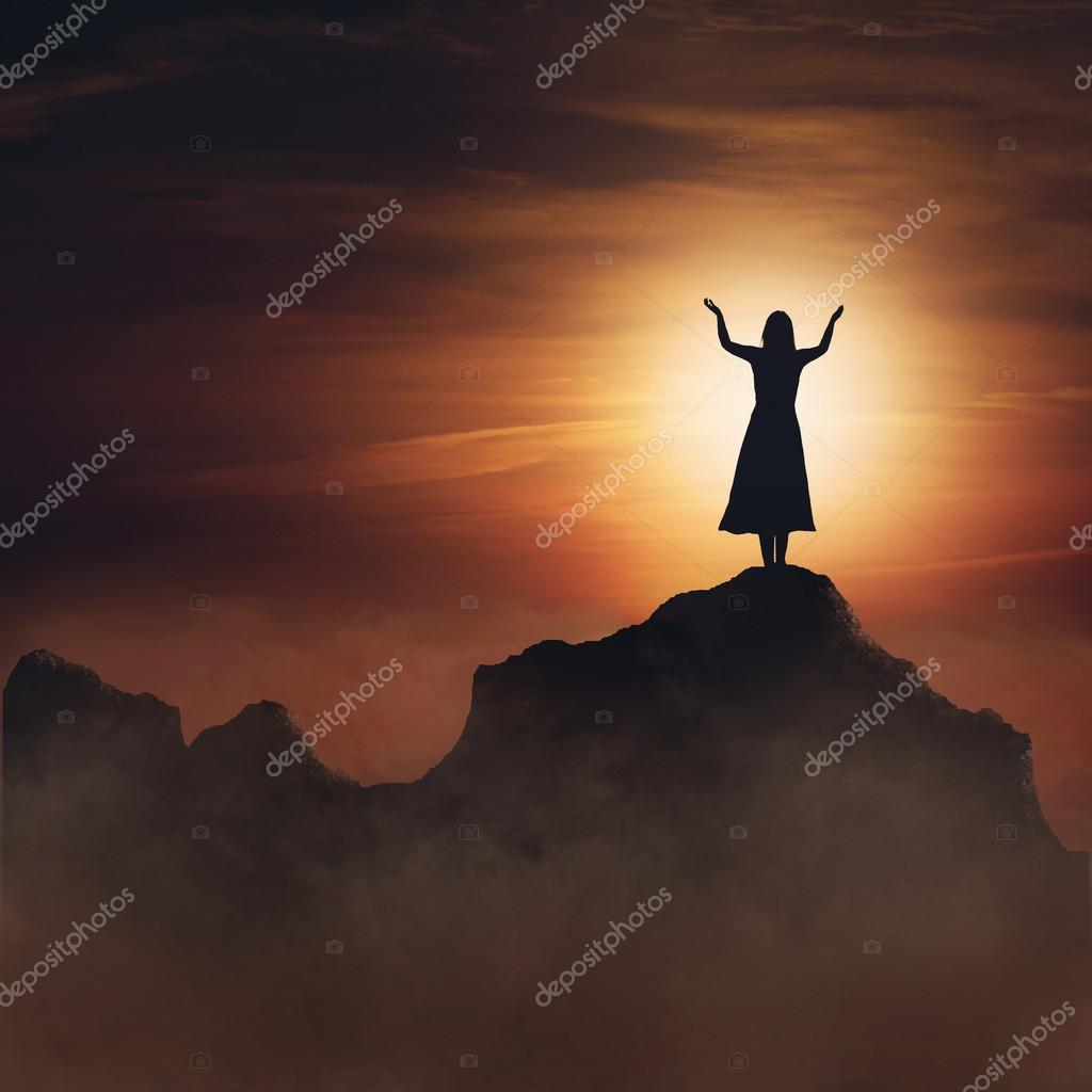 Mujer en la montaña. — Foto de stock © kevron2002 #30832129, image size:1024x1024