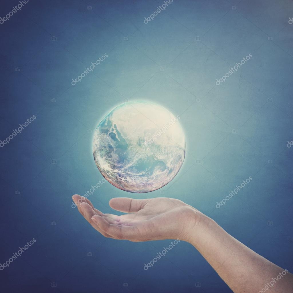 Segurando o mundo em suas mãos abertas — Foto © kevron2002 #30834329, image size:1024x1024