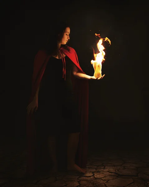 Ateş topu olan kadın — Stok fotoğraf