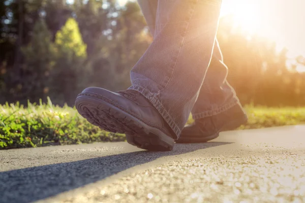 Homem caminhando na estrada . — Fotografia de Stock