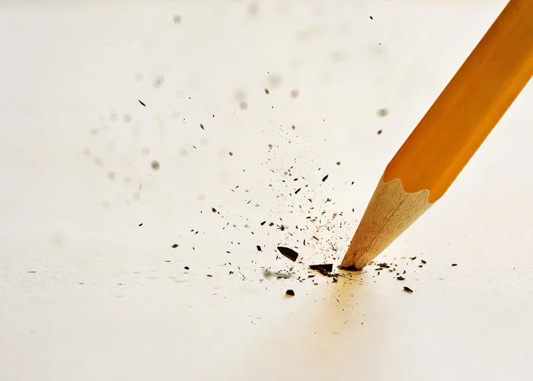 Желтый карандаш на бумаге со сломанным кончиком . — стоковое фото
