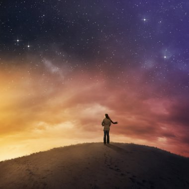 kadın gece gökyüzü altında.