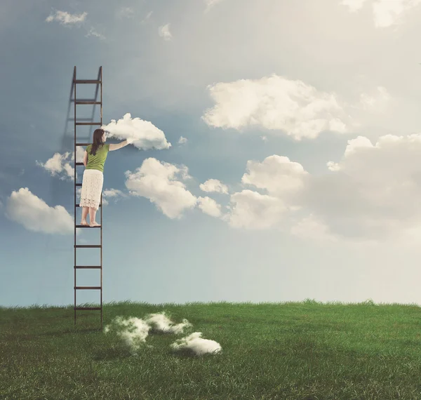 Vrouw en wolken — Stockfoto