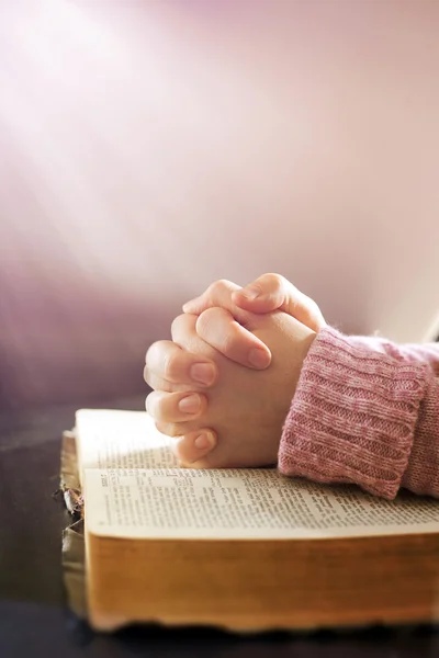 Woman praying — Stock Photo, Image