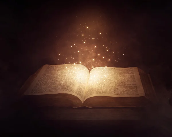 Świecące Biblii — Zdjęcie stockowe