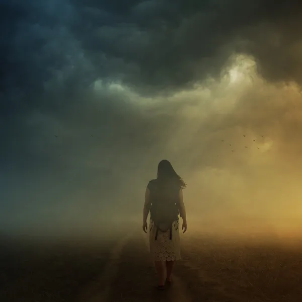 Kadın ve sis — Stok fotoğraf