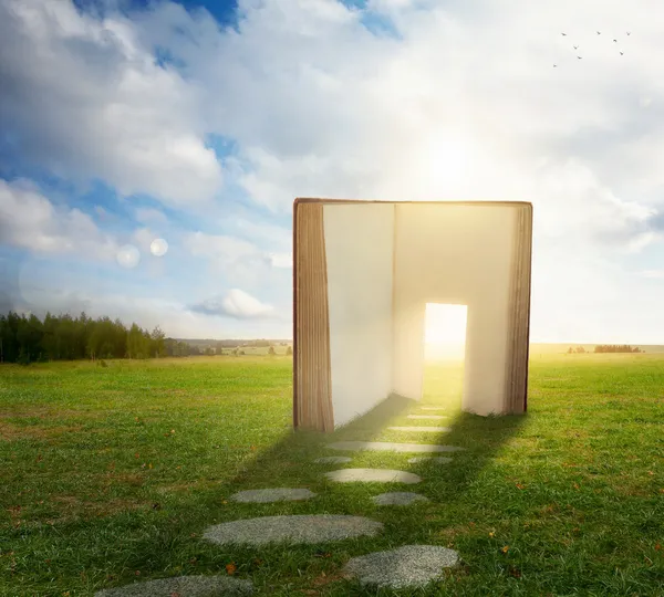 Libro abierto con puerta — Foto de Stock