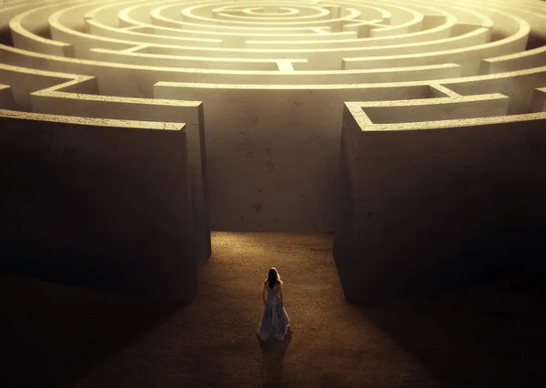 Woman and maze — Stock Photo, Image