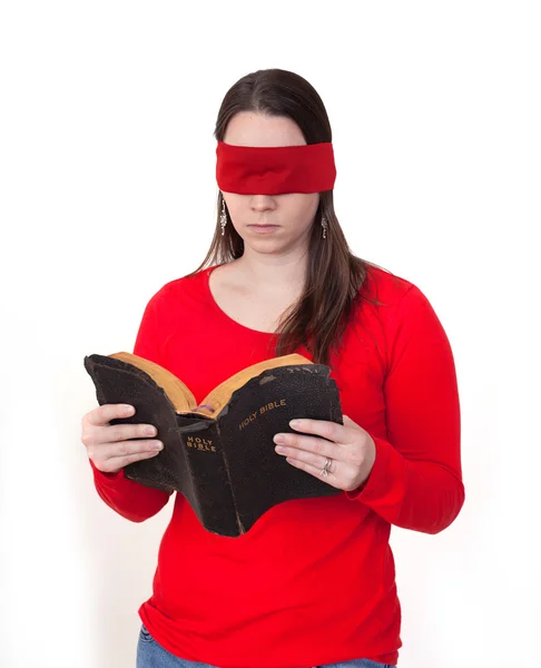 Geblinddoekte Bijbel lezen — Stockfoto