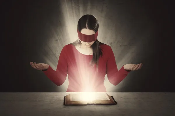 Bibellesen mit verbundenen Augen — Stockfoto
