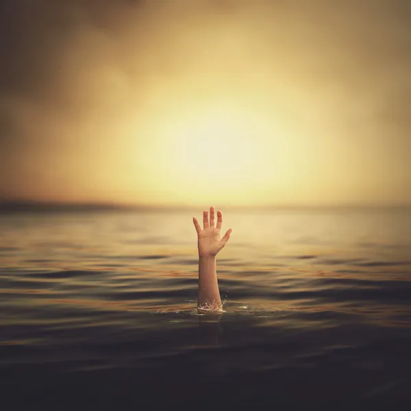 Una mano saliendo del agua — Foto de Stock