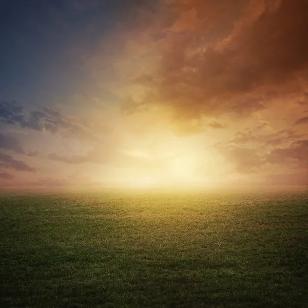 Zonsondergang op veld — Stockfoto