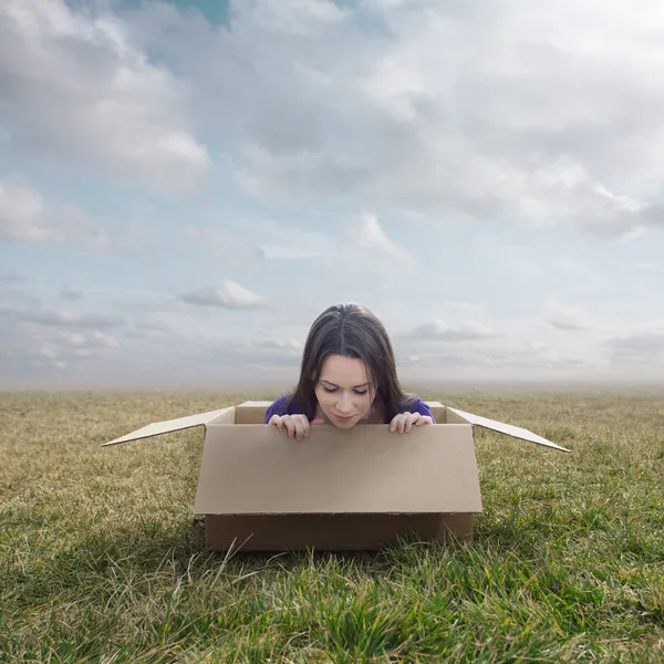 Mujer atascada en caja — Foto de Stock