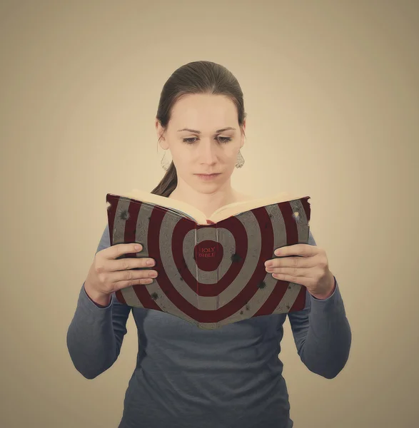 Mujer con Biblia con blanco — Foto de Stock