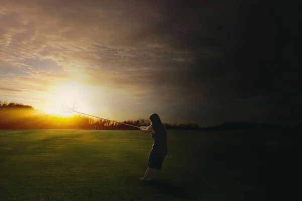 Llevando el sol a la oscuridad — Foto de Stock