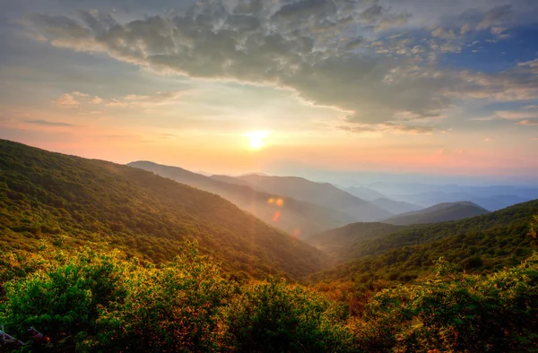 Puesta de sol en las montañas — Foto de Stock