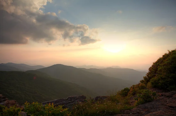 Atardecer en la cima de la montaña . — Foto de Stock