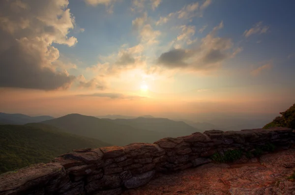 Affacciato sul tramonto in montagna — Foto Stock