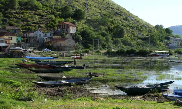 Barcos estacionados cerca de la montaña — Foto de Stock