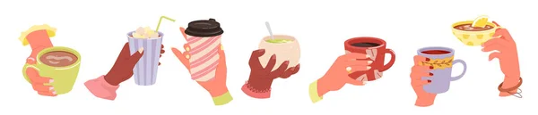 Kreslená ruka držící hrnek teplého nápoje, ranní espresso nebo čokoláda s marshmallow izolované na bílé.Ruce držet kávu nebo čaj šálek set, lidé s kavárnou odnést horký nápoj vektorové ilustrace. — Stockový vektor