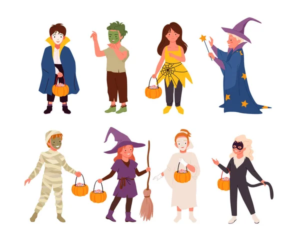 Cartoon niedlichen Mädchen Jungen in lustigen Monsterkostümen halten Leckerbissen Kürbis in den Händen auf Halloween Spaß Urlaub isoliert auf weiß. Halloween-Party Kind Zeichen gesetzt, glückliche Kinder Vektor Illustration. — Stockvektor