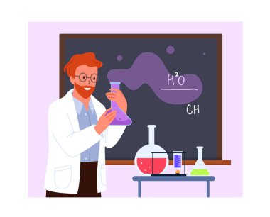 Kimya dersinde elinde deney tüpleri tutan öğretmen, sınıfta tahtaya yakın duran.