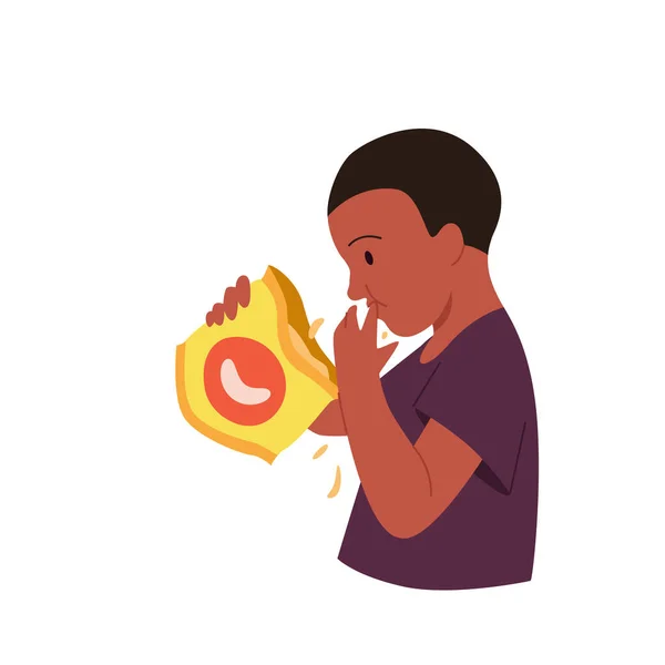 Garçon mignon mangeant des croustilles de pomme de terre, enfant avec le visage drôle tenant fastfood paquet dans les mains — Image vectorielle