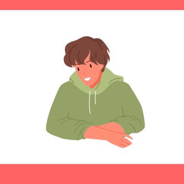 Tatlı yüzlü, cildinde çilleri olan, kapüşonlu çocuk portresi olan genç bir adam.