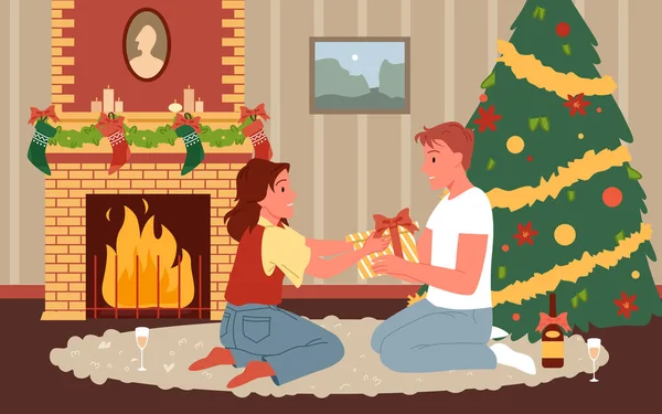 Çizgi filmdeki adam ve kadın ellerinde şöminenin yanındaki hediye kutusuyla yerde oturuyorlar. İnsanlar evde köknar ağacının arka planında kutlama yapıyorlar. Mutlu aile temsili Noel hediyeleri.. — Stok Vektör
