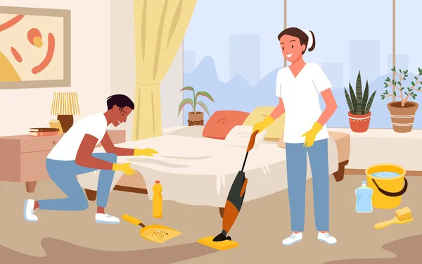 Καθαριότητα, πολύπλοκος καθαρισμός και οικιακή εργασία από την ομάδα των επαγγελματιών εργαζομένων διανυσματική απεικόνιση. Cartoon υπηρέτρια κρατώντας ηλεκτρική σκούπα, ο άνθρωπος και η γυναίκα σε γάντια καθαρό δάπεδο του φόντου υπνοδωμάτιο. — Διανυσματικό Αρχείο