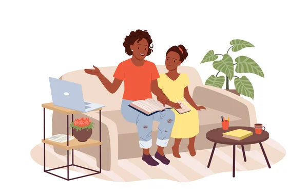 Moeder onderwijs dochter thuis kamer interieur, vrouw en meisje zitten op de bank om te studeren — Stockvector